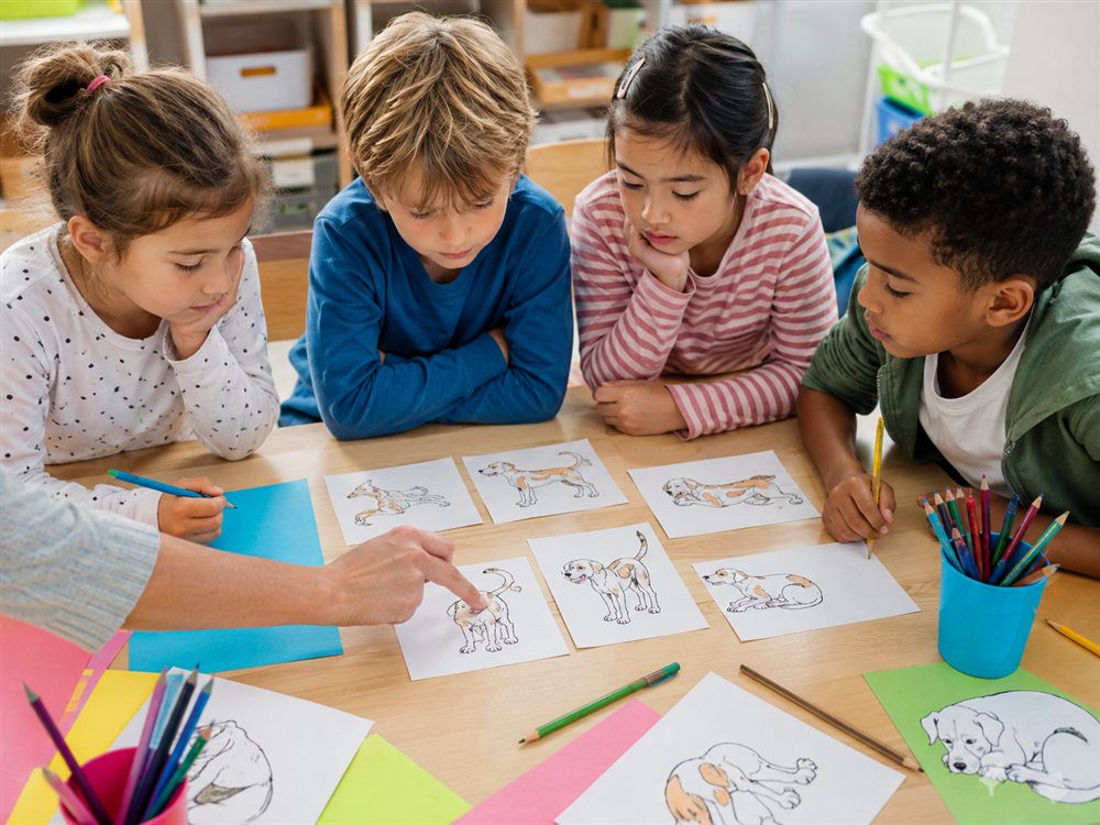 Bambini confrontano disegni che mostrano diverse posture del cane